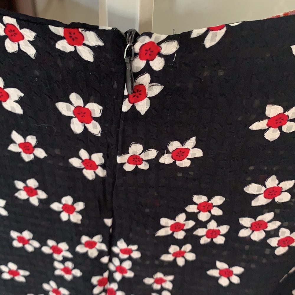 HAND PAINTED FLOWERS. Georgette self-pattern top. With bell sleeves. Zip behind. - Picture 6 of 8